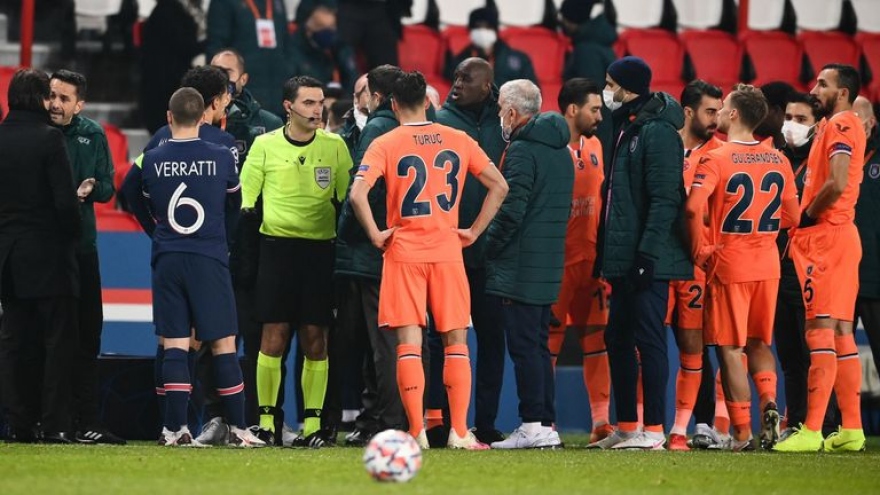 Trận PSG - Basaksehir bị hoãn vì trọng tài phân biệt chủng tộc